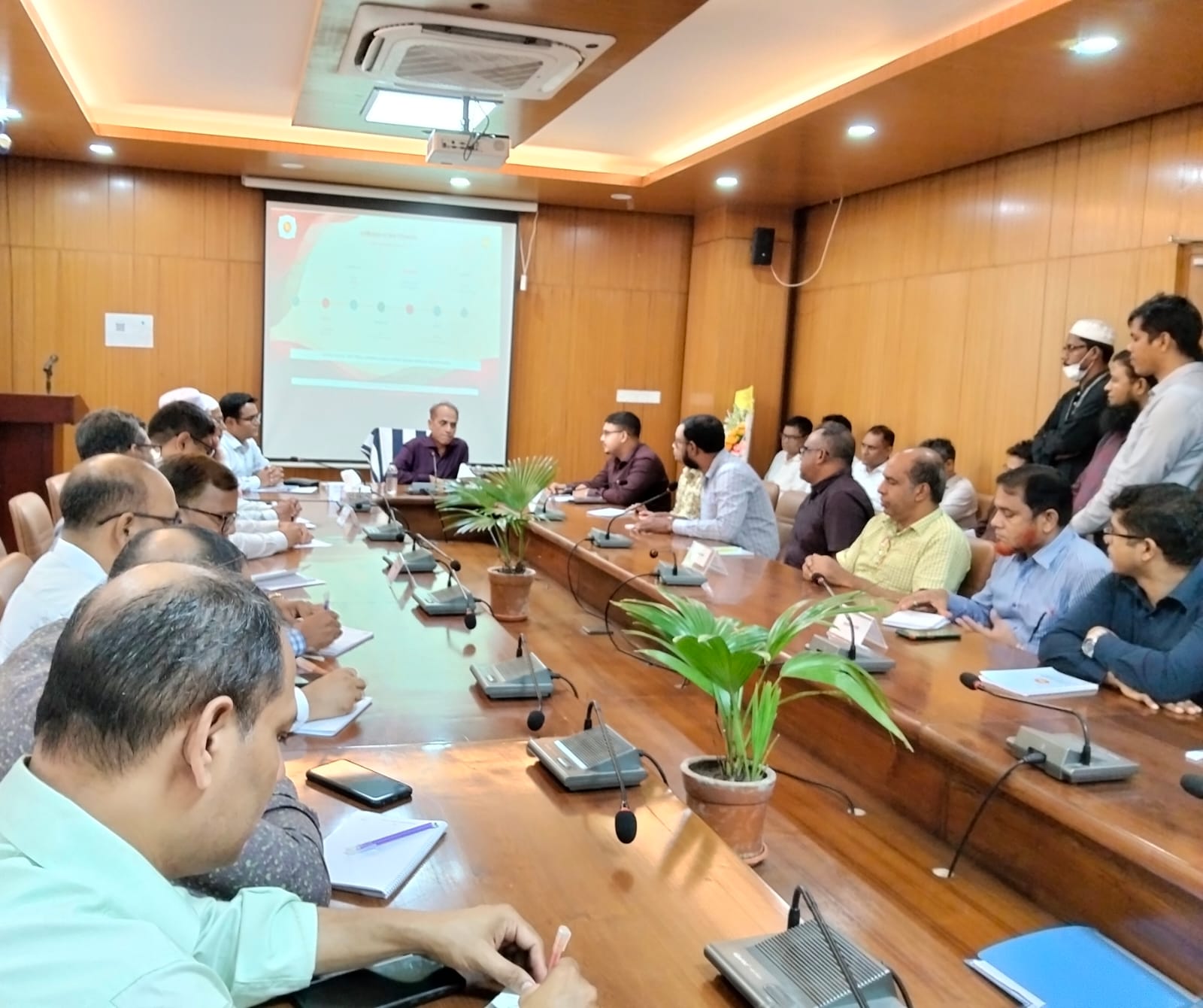 নতুন যোগদানকৃত মহাপরিচালক মহোদয় যোগদান অনুষ্ঠানে উপস্থিত কর্মকর্তাবৃন্দের উদ্দেশ্যে দিকনির্দেশনামূলক বক্তব্য প্রদান করেন।