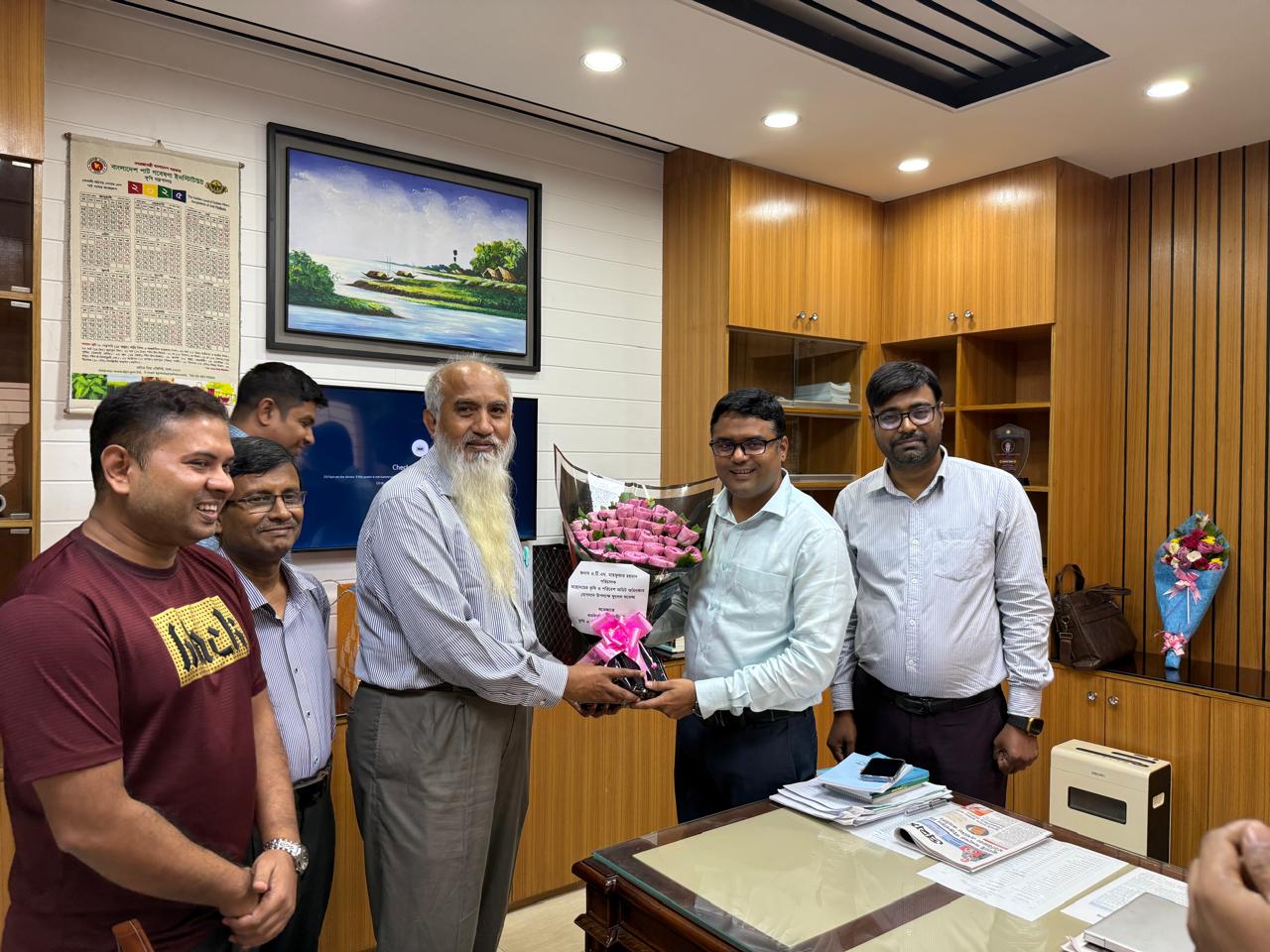 পরিচালক মহোদয়ের যোগদান উপলক্ষ্যে মহাপরিচালক মহোদয় কর্তৃক ফুলেল শুভেচ্ছা প্রদানের খন্ডচিত্র